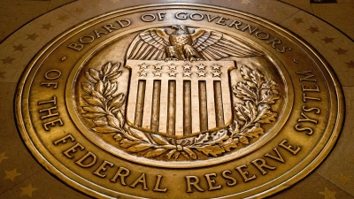 Die Inflation in den USA geht zurück - das dürfte Folgen haben für die Geldpolitik der amerikanischen Notenbank Federal Reserve. (Foto: Andrew Harnik/AP/dpa)