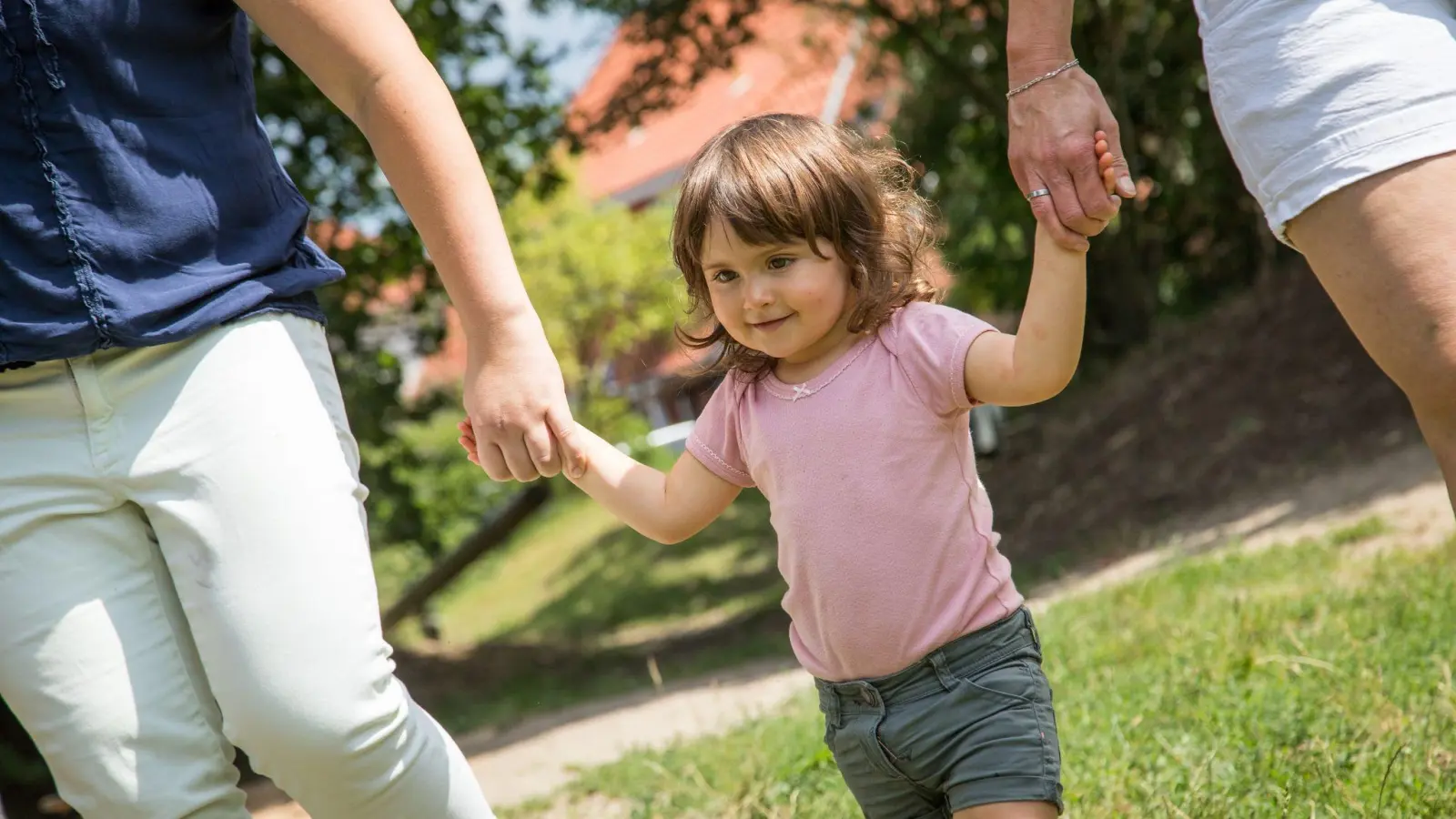 Kinder ab drei Jahren erleiden häufiger einen sogenannten Hüftschnupfen. Das sind Beschwerden, die nach einer Infektion der oberen Luftwege oder des Darmtraktes an der Hüfte auftreten. (Foto: Christin Klose/dpa-tmn)