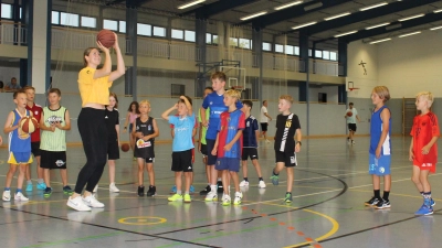 Korbwurftraining in der Sporthalle in Bechhofen: Profi-Basketballerin Luisa Geiselsöder zeigte den Kindern und Jugendlichen einige Tricks. (Foto: Peter Zumach)