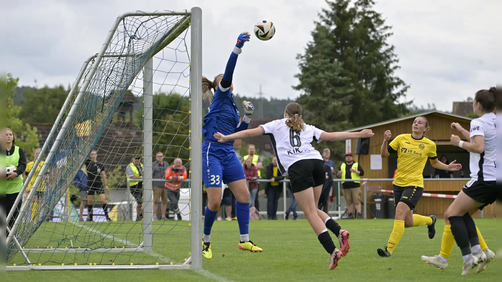 Auch auf sie wird es ankommen: Weinbergs Torhüterin Franziska Glaser (blaues Trikot), hier gegen Laura Bröring vom SV Meppen. (Foto: Martin Rügner)