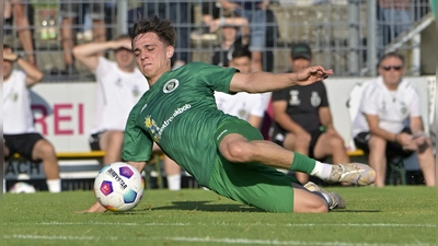 Wieder ausgerutscht: Die SpVgg Ansbach (hier mit Christian Kestel bei einem anderen Spiel) verlor bei der SpVgg Hankofen-Hailing mit 1:2. (Foto: Martin Rügner)