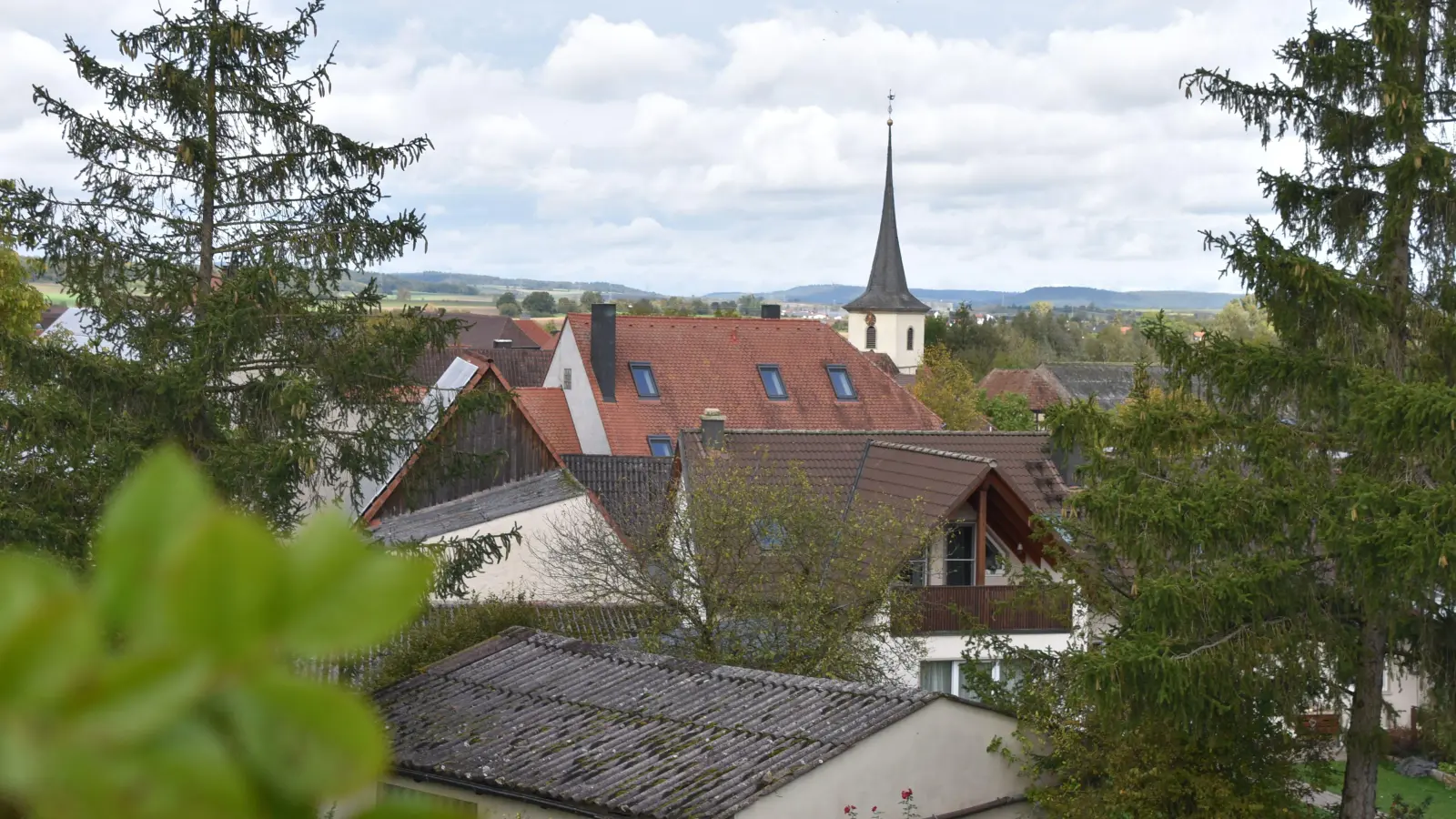 Die Peter-und-Paul-Kirche in Oberlaimbach steht nahe am Fluss. Unweit und südöstlich des Gotteshauses – gut zehn Meter höher gelegen (am Standort des Fotografen nahe des Spielplatzes) – befindet sich ein heutzutage teilweise bebauter Hügel, wo sich Heimatkundler das Kloster Megingaudeshausen gut vorstellen können. (Foto: Andreas Reum)