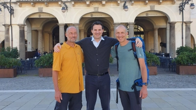 Bürgermeister Matteo Pajola (Mitte) begrüßte die beiden Kisch-Brüder herzlich in Este – den ehemaligen Bad Windsheimer Bürgermeister Bernhard (rechts) und Andreas Kisch. (Foto: privat)