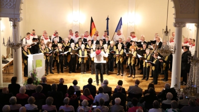 Der Gesangverein Ansbach-Hennenbach trat gemeinsam mit dem Chor Errepika aus der Partnerstadt Anglet in der Karlshalle auf. (Foto: Alexander Biernoth)