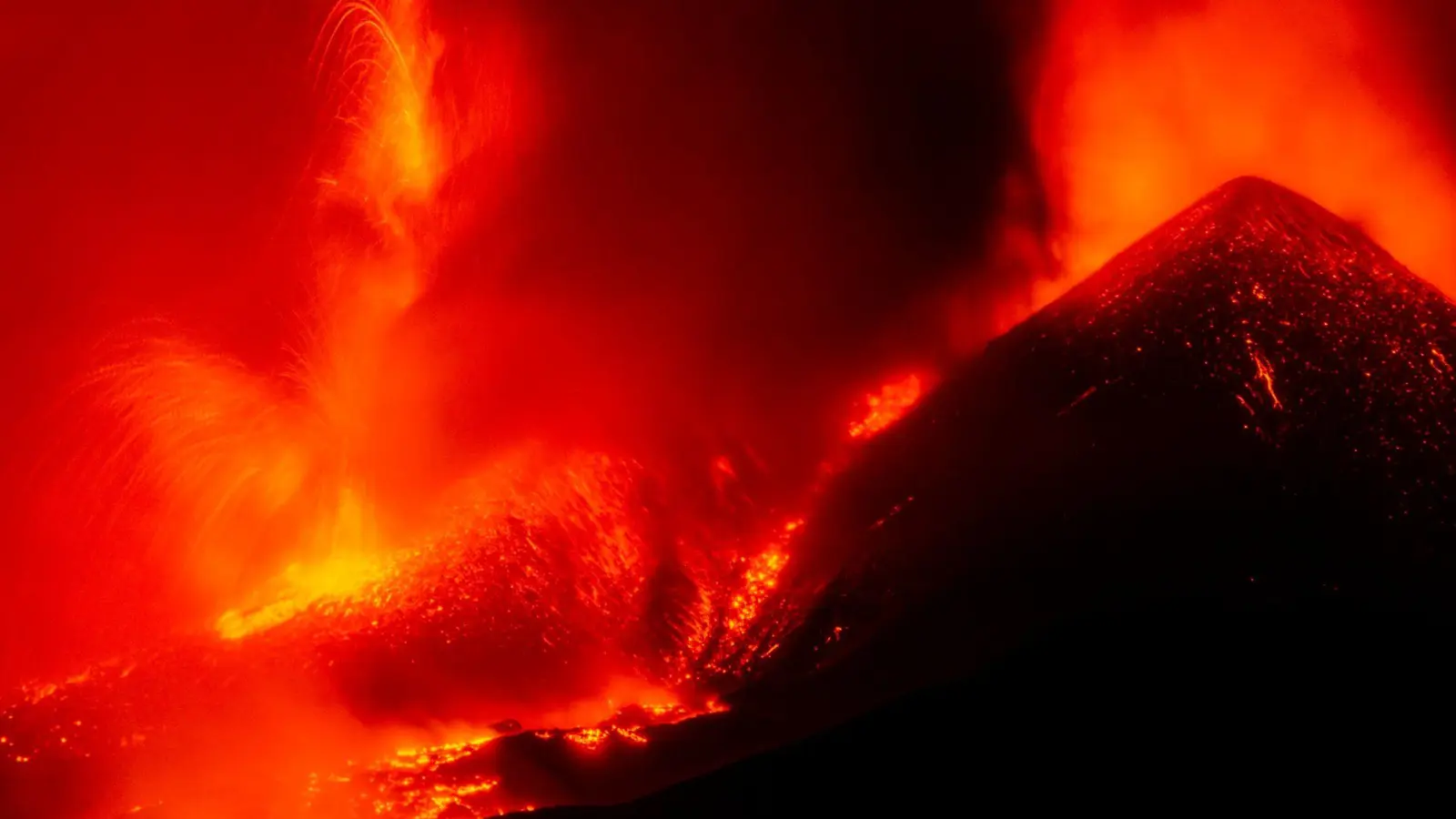 Lavaströme fließen aus dem Ätna vom Südostkrater in Nicolosi. (Foto: Salvatore Allegra/AP/dpa)