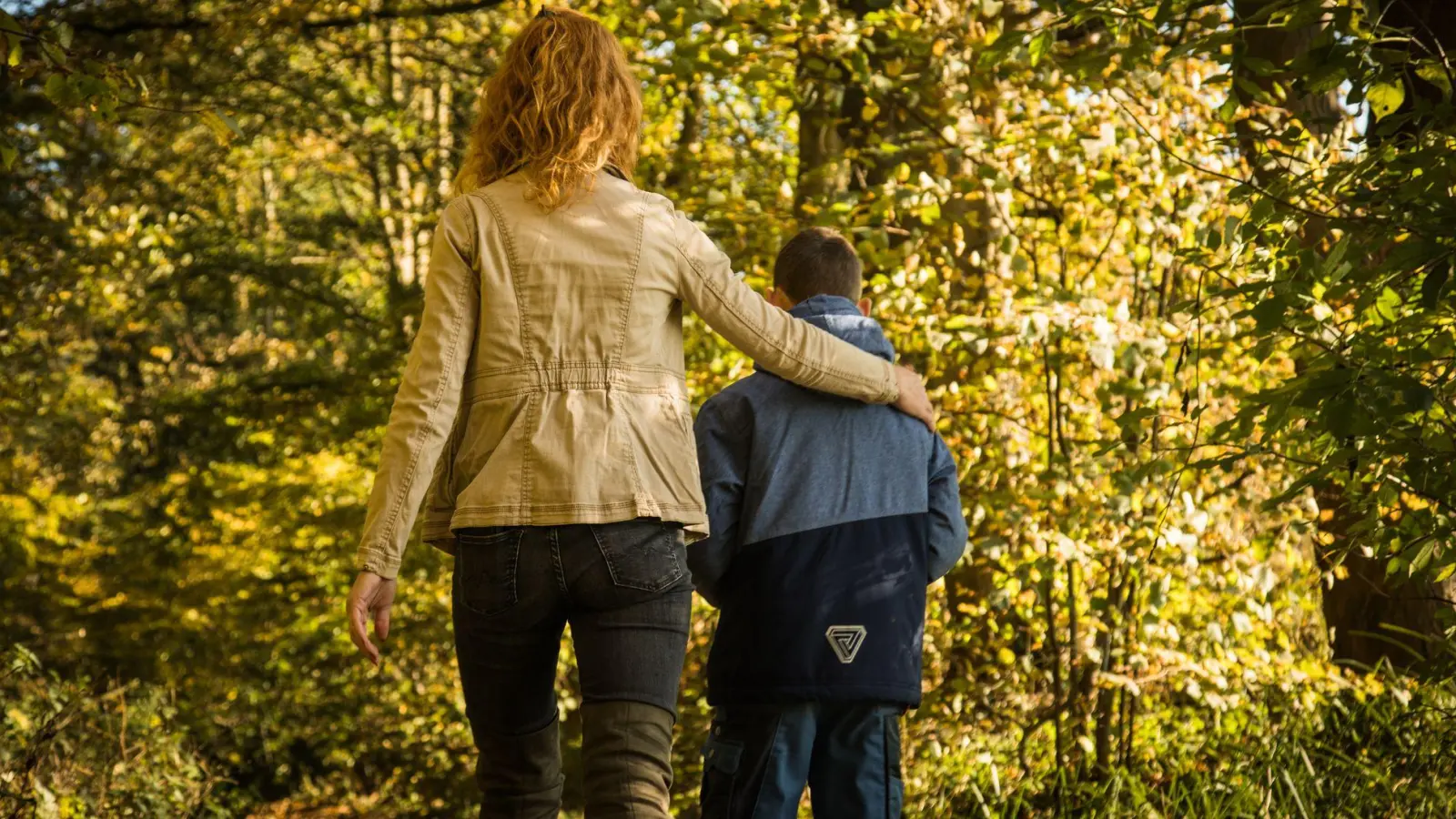 Identifikation und Abgrenzung von der Familie und der genetischen Herkunft sind wichtige Schritte auf der Suche nach der eigenen Identität. (Foto: Christin Klose/dpa-tmn)