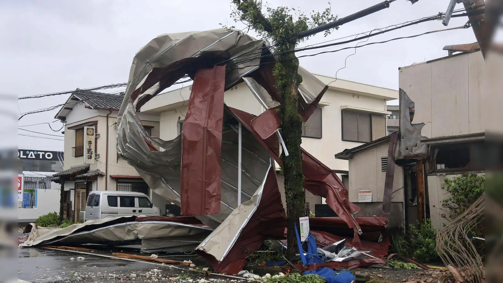 Behörden in Japan warnen die Bewohner vor den Gefahren durch den starken Taifun.   (Foto: Uncredited/Kyodo News/AP/dpa)