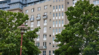 Ein schwer verletztes kleines Mädchen ist in einer Katzenbox im Berliner Bezirk Treptow-Köpenick vor dem Mietshaus gefunden worden. (Foto: Jörg Carstensen/dpa)