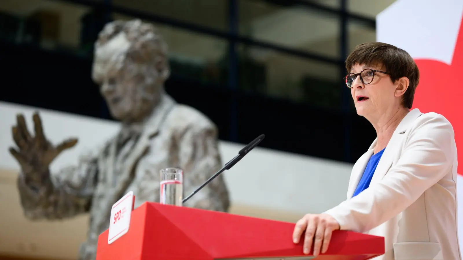 Die SPD will laut Saskia Esken konkrete Steuerberechnungen im „Regierungsprogramm“ vorlegen. (Foto: Bernd von Jutrczenka/dpa)