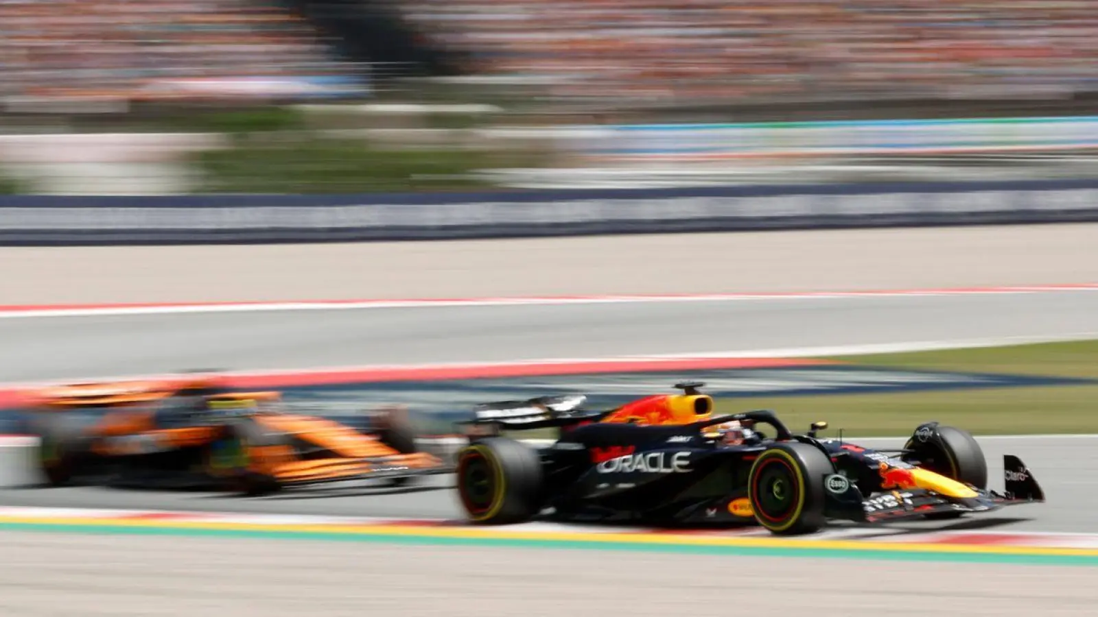 Max Verstappen (r) baute seine WM-Führung mit einem Sieg beim Großen Preis von Spanien aus. (Foto: Joan Monfort/AP/dpa)