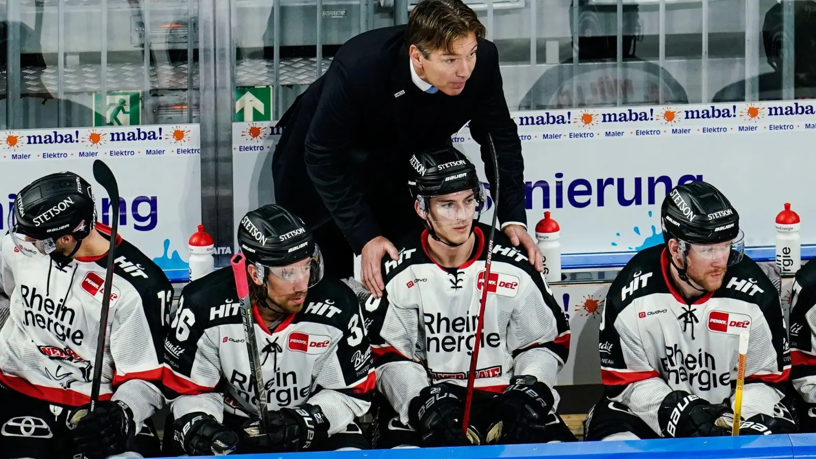 Kölns Trainer Uwe Krupp spricht mit Spielern. (Foto: Uwe Anspach/dpa)