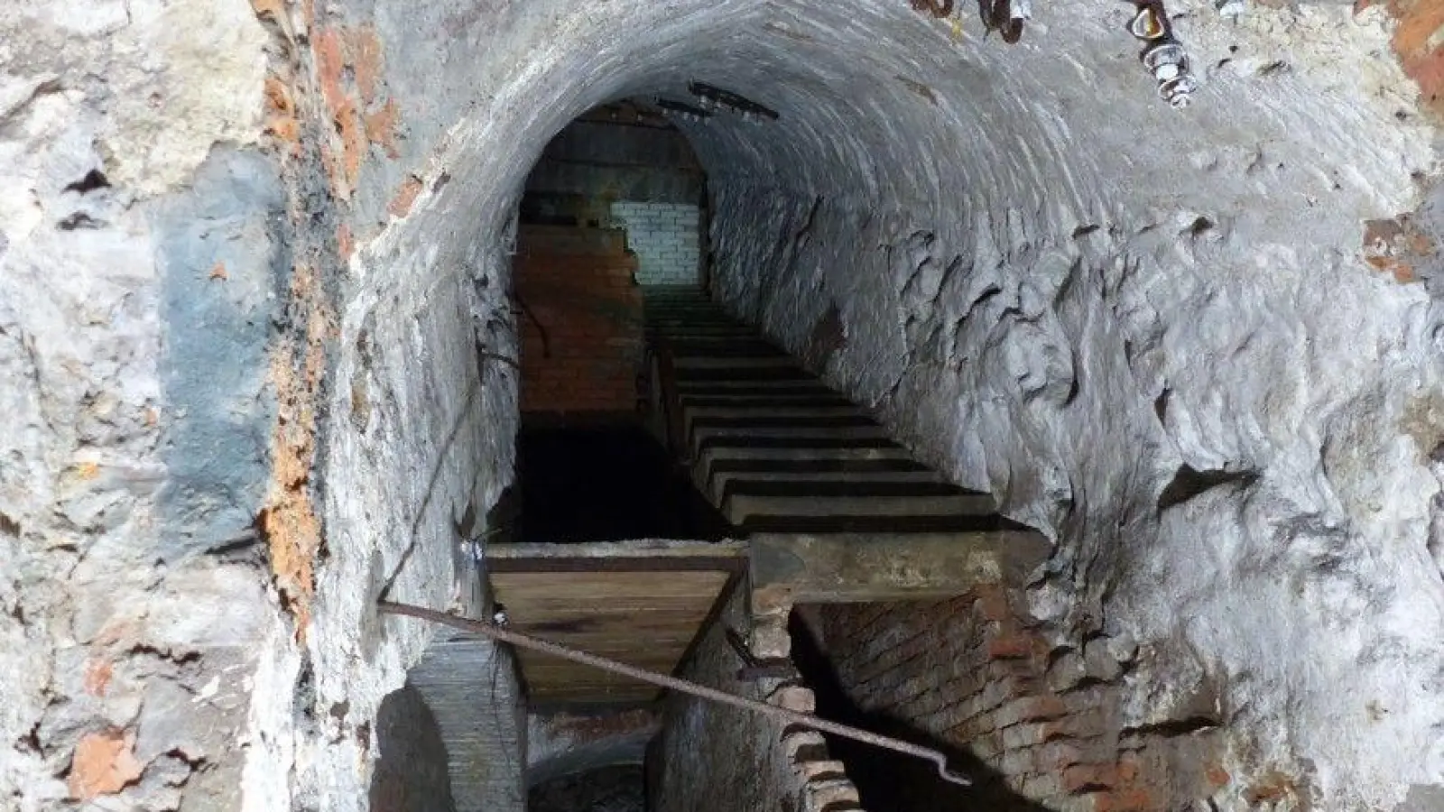 Unter der Dinkelsbühler Altstadt gibt es ein Kellerlabyrinth. Treppen führen oft ins Nirgendwo. (Foto: Uwe Hahn)