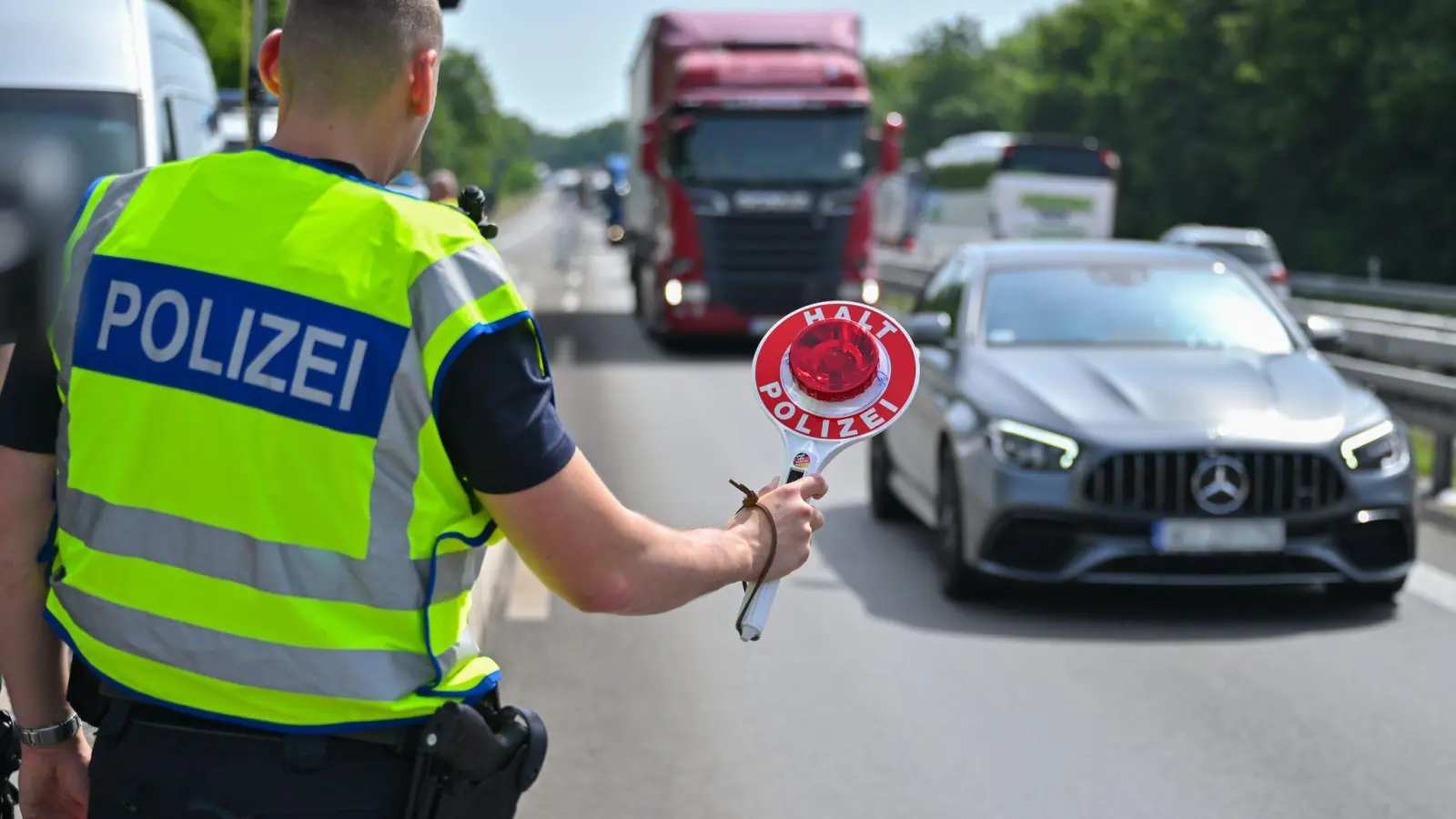 Die Bundespolizei hat im Zuge der umfassenden Grenzkontrollen zur Fußball-EM mehr als 1,6 Millionen Menschen beim Grenzübertritt überprüft.  (Foto: Patrick Pleul/dpa)