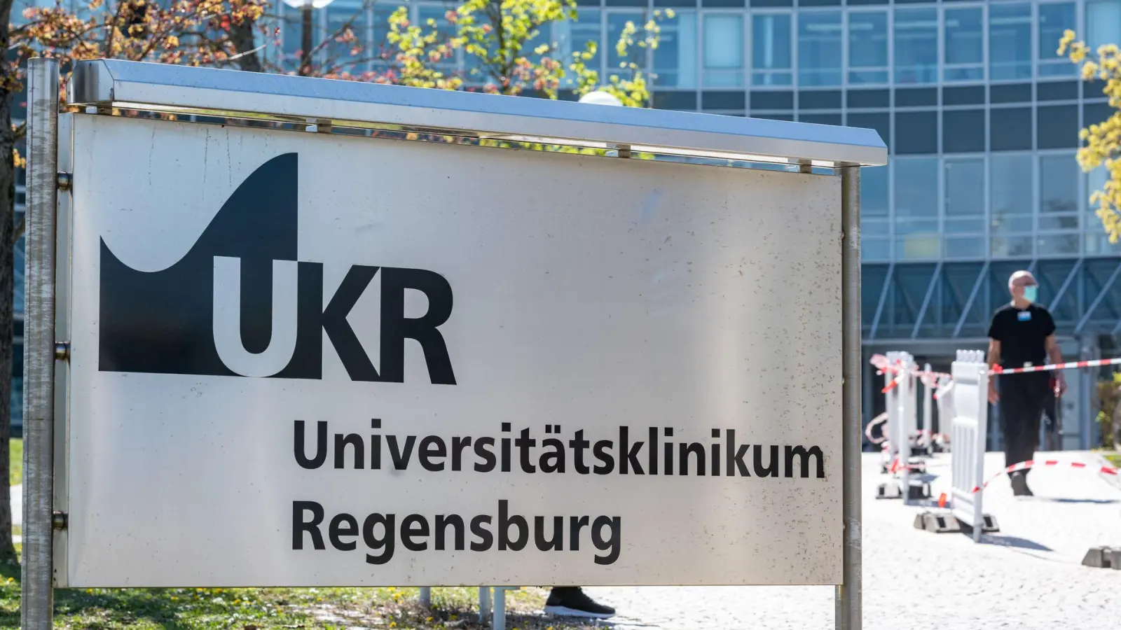 Für die Servicekräfte des Universitätsklinikums Regensburg wurde eine Tarifeinigung erzielt (Archivbild).  (Foto: Armin Weigel/dpa)