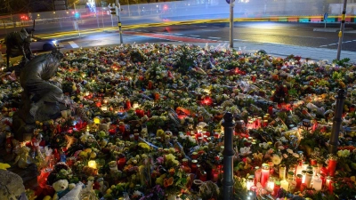 Trauer an der Johanniskirche: Gedenken an die Opfer der Weihnachtsmarkt-Tragödie (Foto: Klaus-Dietmar Gabbert/dpa)