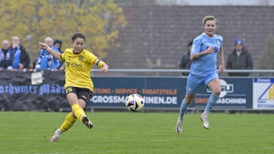 Gleich steht es 1:1: Annika Kömm trifft gegen Bochum. (Foto: Martin Rügner)