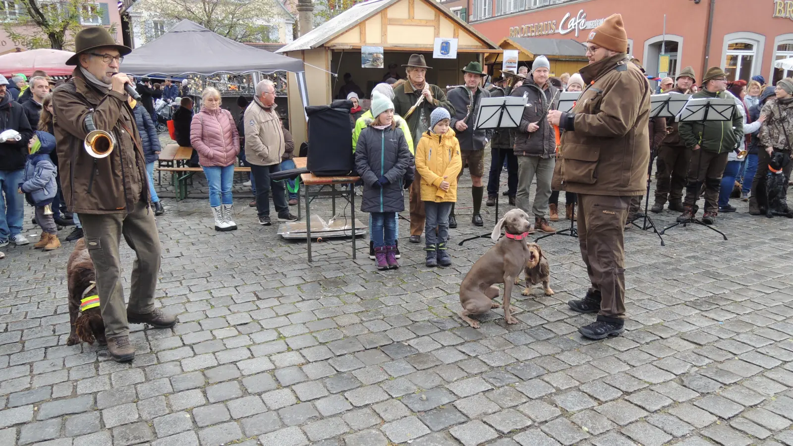 Eine bei den Besucherinnen und Besuchern des Martinimarkts beliebte Einlage bietet die Jägervereinigung Feuchtwangen, wenn die Waidleute ihre Jagdhunde vorstellen. Unser Foto ist bei der Auflage im vergangenen Jahr entstanden. (Foto: Peter Zumach)