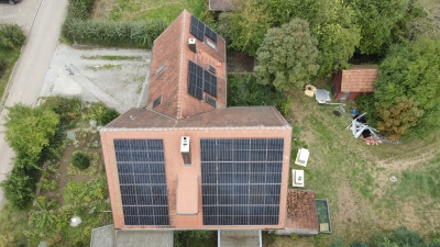 Mit der neuen PV-Anlage hat Dr. Wolfgang Kornder deutlich mehr Paneele auf dem Dach seines Ulsenheimer Hauses. (Foto: Dr. Wolfgang Kornder)