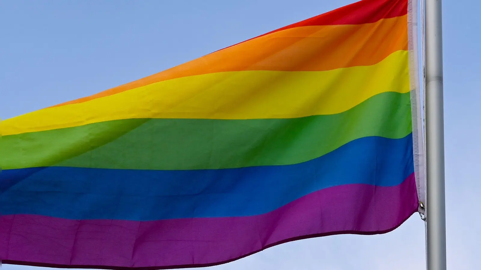 Zum CSD in Landshut kamen laut Polizei 1000 Menschen.  (Foto: Patrick Pleul/dpa-Zentralbild/dpa)