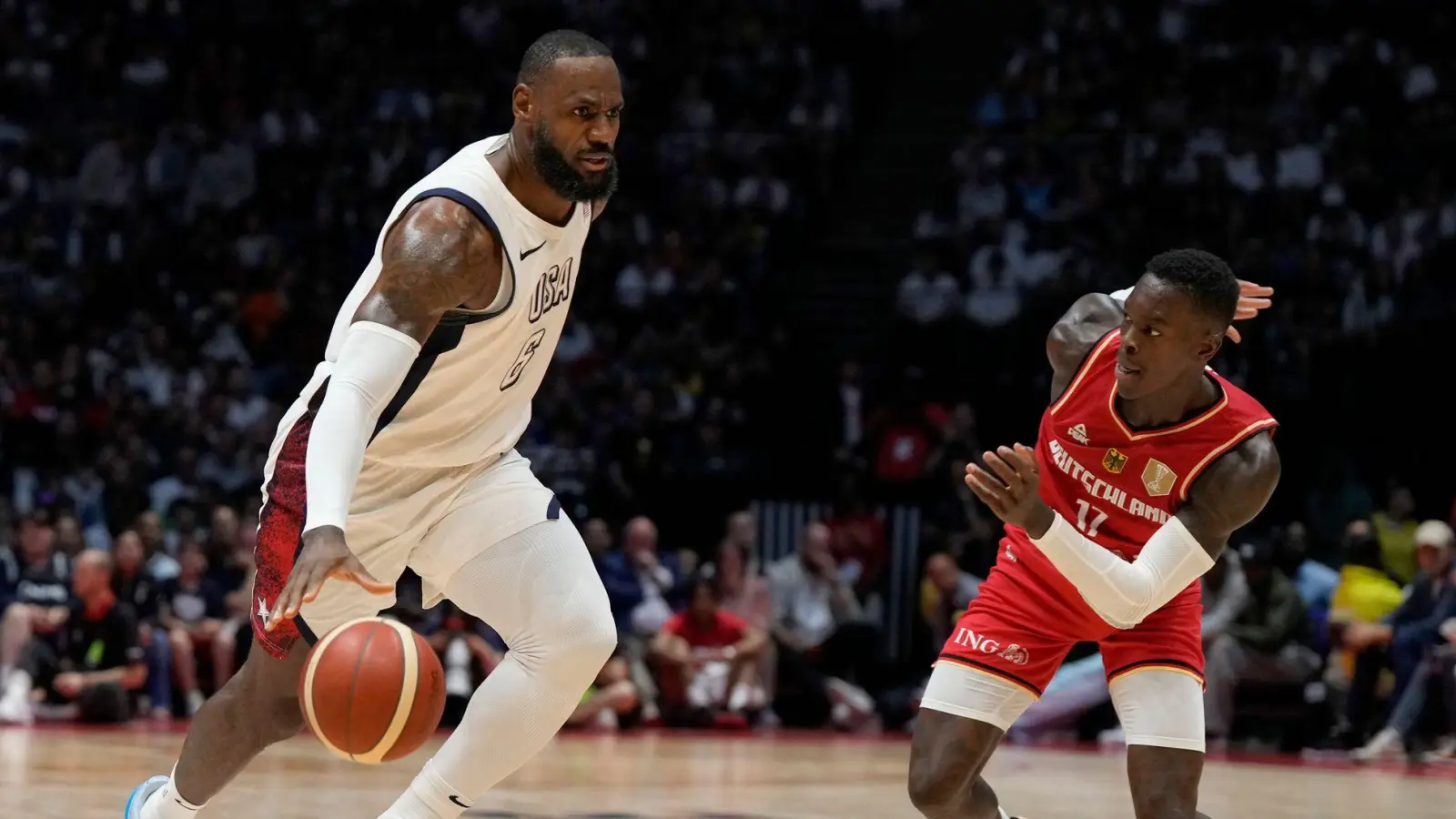 LeBron James prägt das Spiel der USA auch mit 39. (Foto: Alastair Grant/AP)