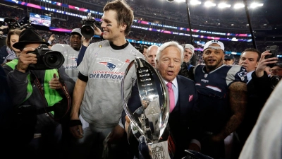 Lange Zeit eine erfolgreiche Verbindung: Tom Brady )l) und die New England Patriots mit Team-Besitzer Robert Kraft. (Foto: David J. Phillip/AP/dpa)