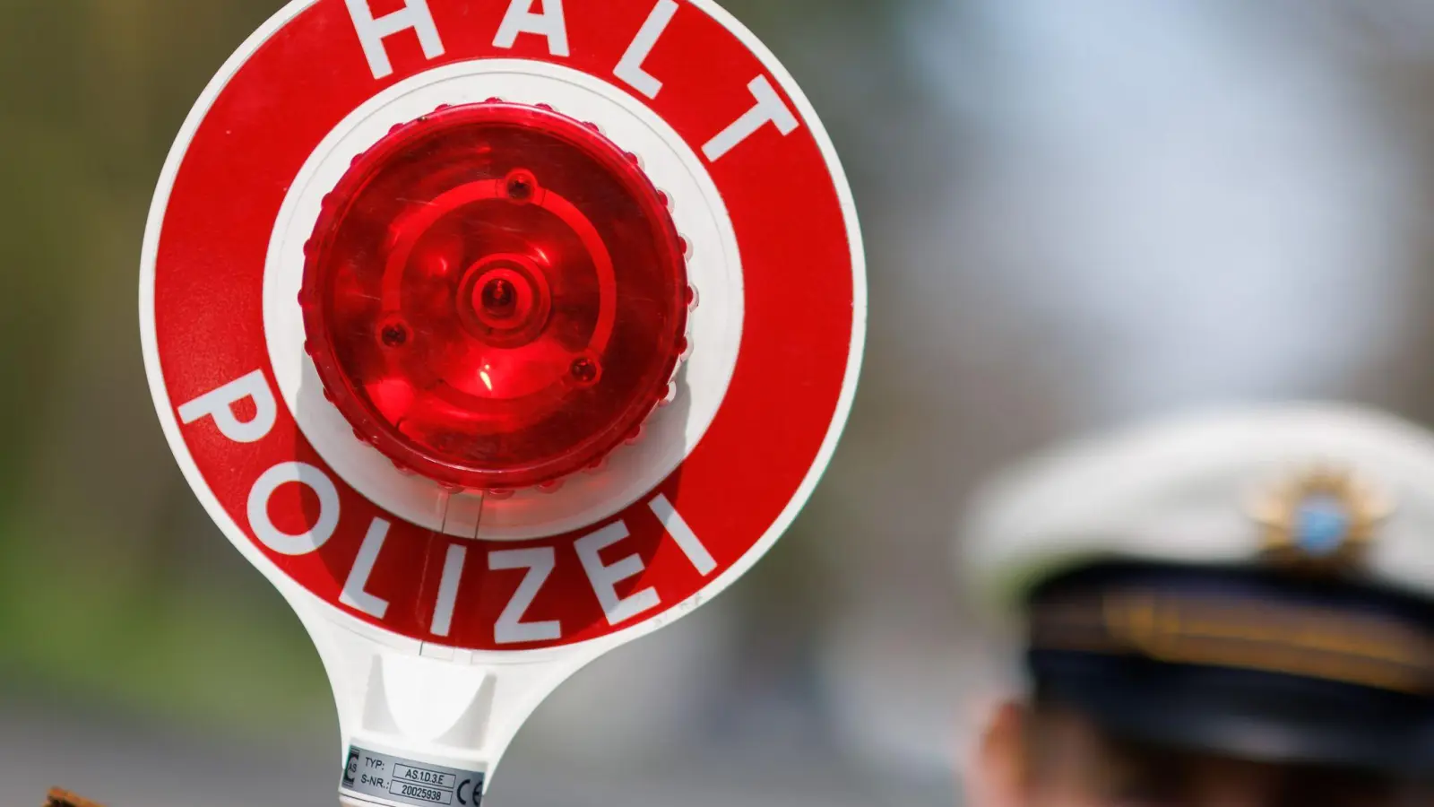 Nach langen Ermittlungen hat die Polizei zwei von vier verdächtigen Schleusern aus dem Verkehr gezogen. (Symbolbild) (Foto: Daniel Karmann/dpa)