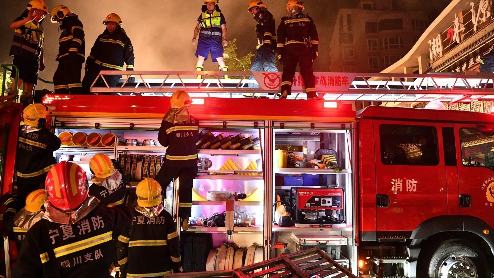 Feuerwehrleute am Ort der Explosion in einem Restaurant in der nordwestchinesischen autonomen Region Ningxia Hui. (Foto: Wang Peng/Xinhua/AP/dpa)