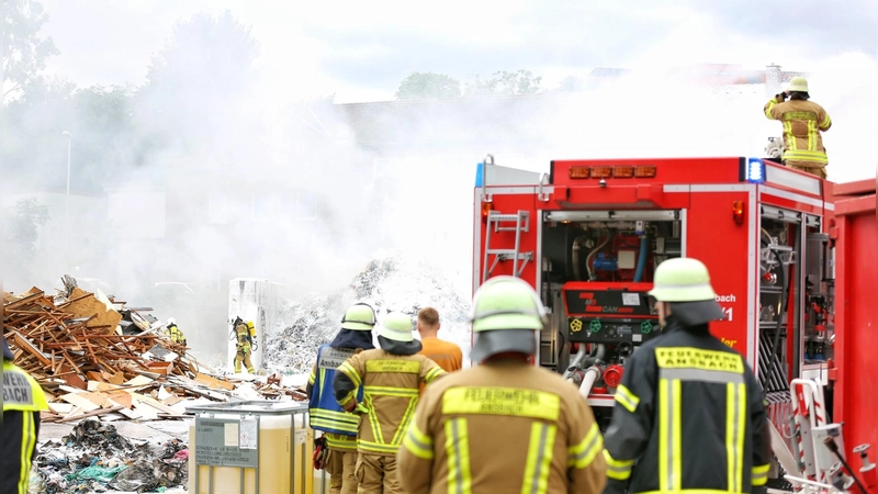Ein Brand eines Müllhaufens beschäftigt derzeit die Feuerwehr im Ansbacher Osten. (Foto: Tizian Gerbing)