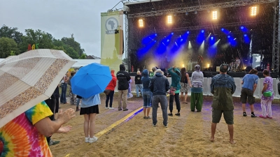 Feucht-fröhlicher Ausklang: Die Fans von Gankino Circus hielten während der letzten Stücke am frühen Sonntagabend tapfer im Regen aus.  (Foto: Wolfgang Grebenhof)