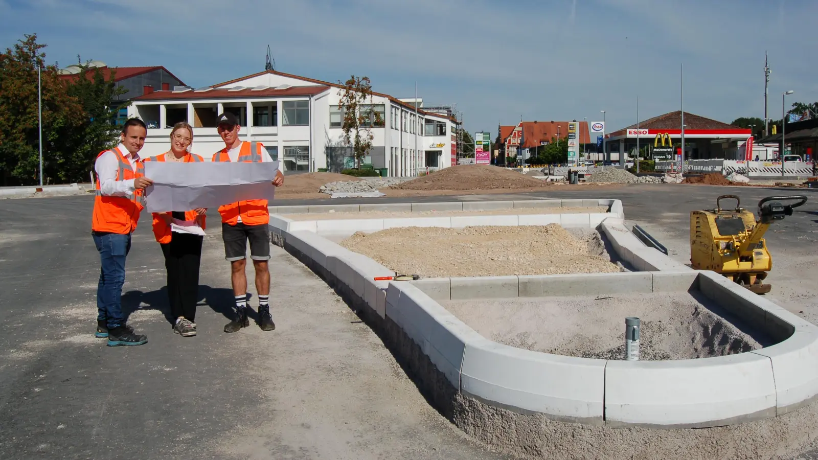 Die Arbeiten auf der Baustelle „Am Brühl“ liegen voll im Zeitplan. Über den aktuellen Stand des 4,3-Millionen-Euro-Projektes informierte Bauleiter Markus Nölp (links), der Alina Garten und Tobias Kunzmann Details der Planung erläuterte. Die beiden angehenden Bauingenieure absolvieren ein duales Studium und verbringen ihre Praxisphase beim Staatlichen Bauamt. (Foto: Markus Weinzierl)