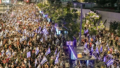 In Tel Aviv und anderen Städten verlangten die Demonstranten von Netanjahu, einem Ende der Kämpfe mit der Hamas als Teil eines Abkommens zuzustimmen. (Foto: Maya Alleruzzo/AP/dpa)