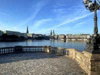 Sieht aus wie ein See, ist aber keiner: die Binnenalster. Die vornehme Stadtsilhouette, die sich an der Binnenalster ergibt, prägt das Bild, das Hamburg von sich in der Welt macht. (Foto: Thomas Wirth)