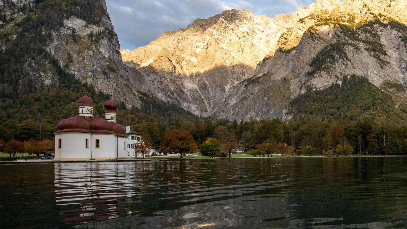 Die Kirche St. Bartholomä steht im Nationalpark am Königssee vor dem Watzmann. (Foto: Lino Mirgeler/dpa)