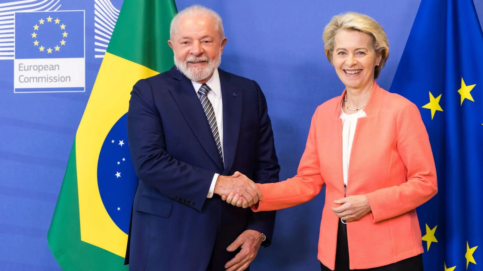 EU-Kommissionspräsidentin Ursula von der Leyen begrüßt den brasilianischen Präsidenten Luiz Inácio Lula da Silva in Brüssel. (Foto: Geert Vanden Wijngaert/AP/dpa)