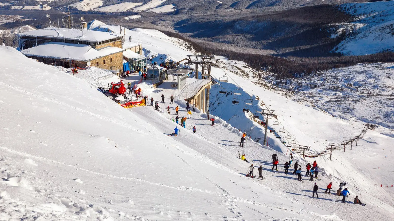 Erweiterung des Tatry Super Ski: Mit dem Verbundskipass können Wintersportler nun auch Polens höchstgelegene Skipisten am Kasprowy Wierch nutzen. (Foto: Kamil Bankowski/Polnisches FVA/dpa-tmn)