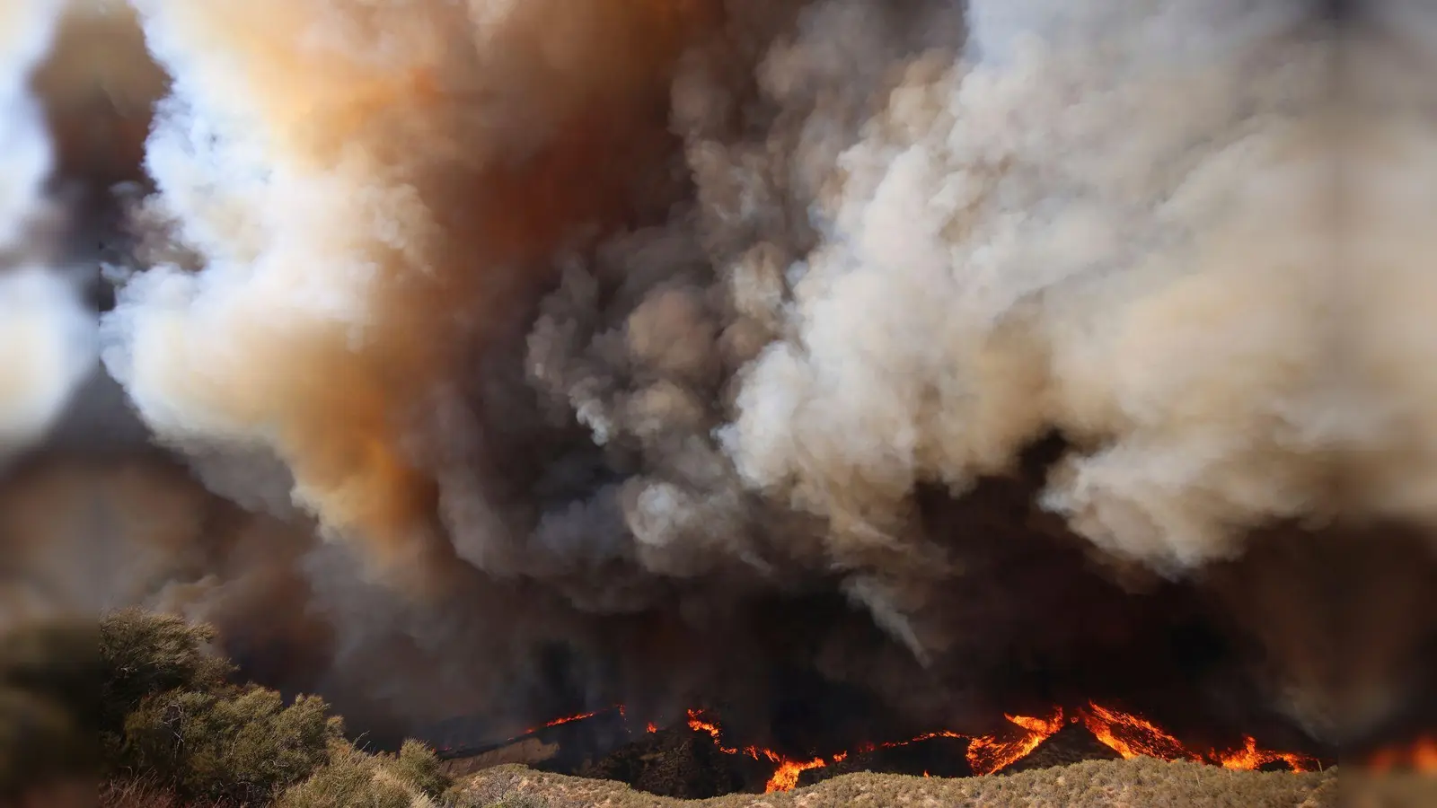 Ein Großbrand in Südkalifornien schlägt Tausende Anwohner in die Flucht. (Foto: Ethan Swope/FR171736 AP/AP/dpa)