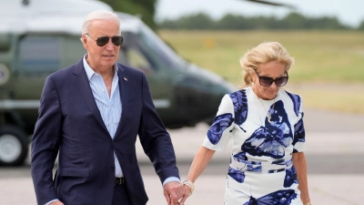 Joe Biden und seine Ehefrau Jill - die First Lady hat in den vergangenen Tagen demonstrativ ihre Unterstützung für den US-Präsidenten gezeigt.  (Foto: Evan Vucci/AP/dpa)