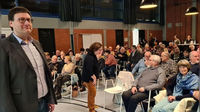 Volles Haus in der ehemaligen Turnhalle, die vom Campus jetzt vielfältig genutzt wird. Stadtarchivar Dr. Florian Huggenberger sprach über die Bauernkriege und vor allem die Beteiligung von Rothenburg, Ohrenbach und Brettheim. (Foto: Margit Schwandt)