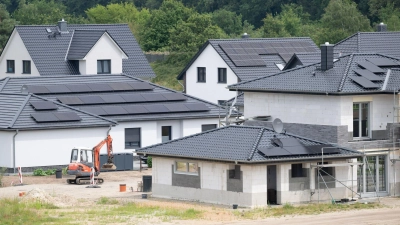 Zahlen sollten Bauherren nur dann, wenn sie absolut sicher sind, dass der jeweilige Bauabschnitt tatsächlich mängelfrei fertiggestellt ist. (Foto: Sebastian Gollnow/dpa/dpa-tmn)