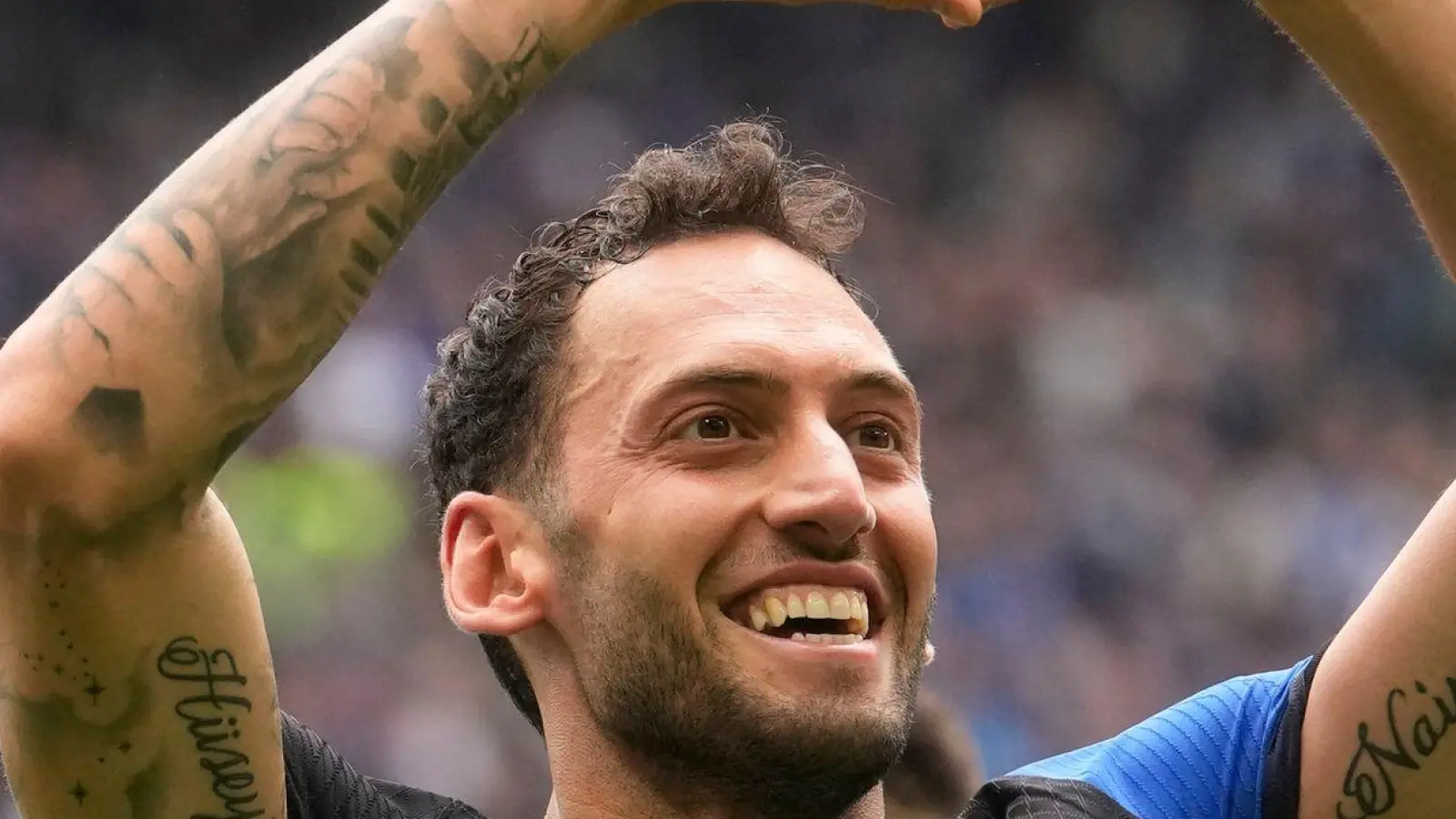 Laut einem Medienbericht will Inter eine große Ablösesumme für Calhanoglu aufrufen, falls der FC Bayern den Türken haben will. (Foto: Luca Bruno/AP/dpa)