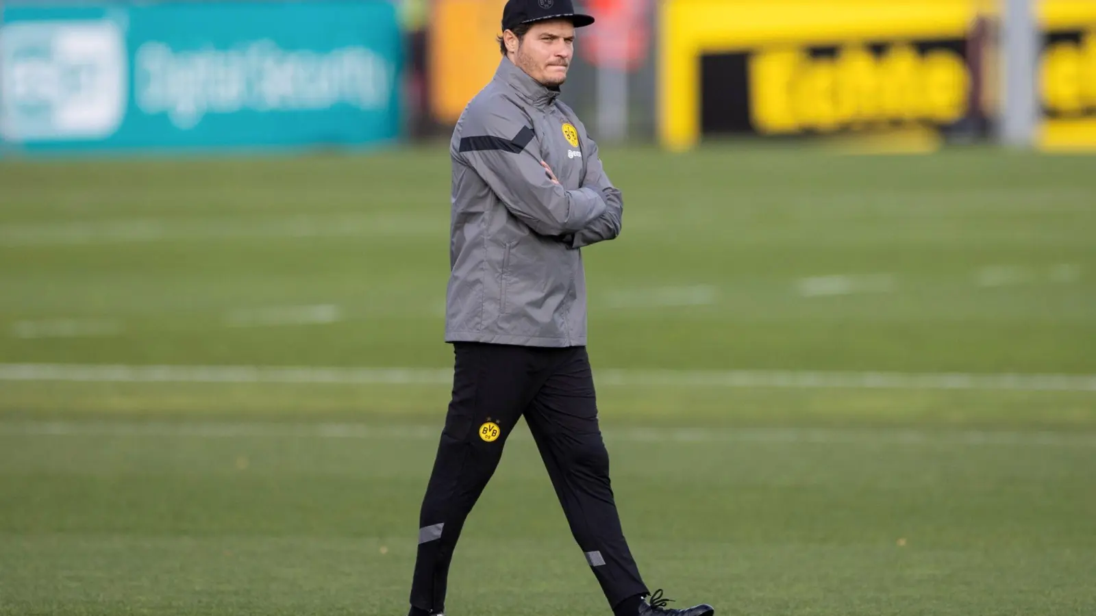 Dortmunds Coach Edin Terzic beim Abschlusstraining vor dem Spiel gegen Sevilla. (Foto: Marco Steinbrenner/dpa)