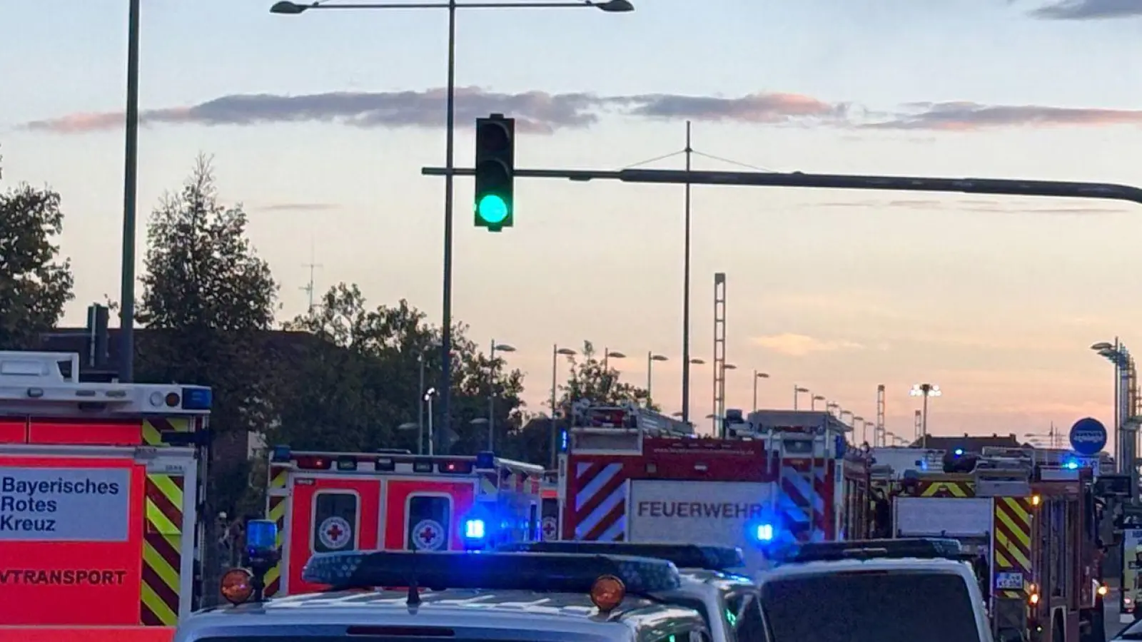 Ein Linienbus ist auf einer Donaubrücke in einen vorausfahrenden Bus gefahren.  (Foto: vifogra/dpa)