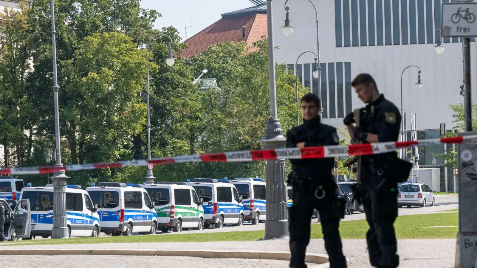 Großeinsatz vor dem NS-Dokumentationszentrum in München. (Archivbild) (Foto: Peter Kneffel/dpa)