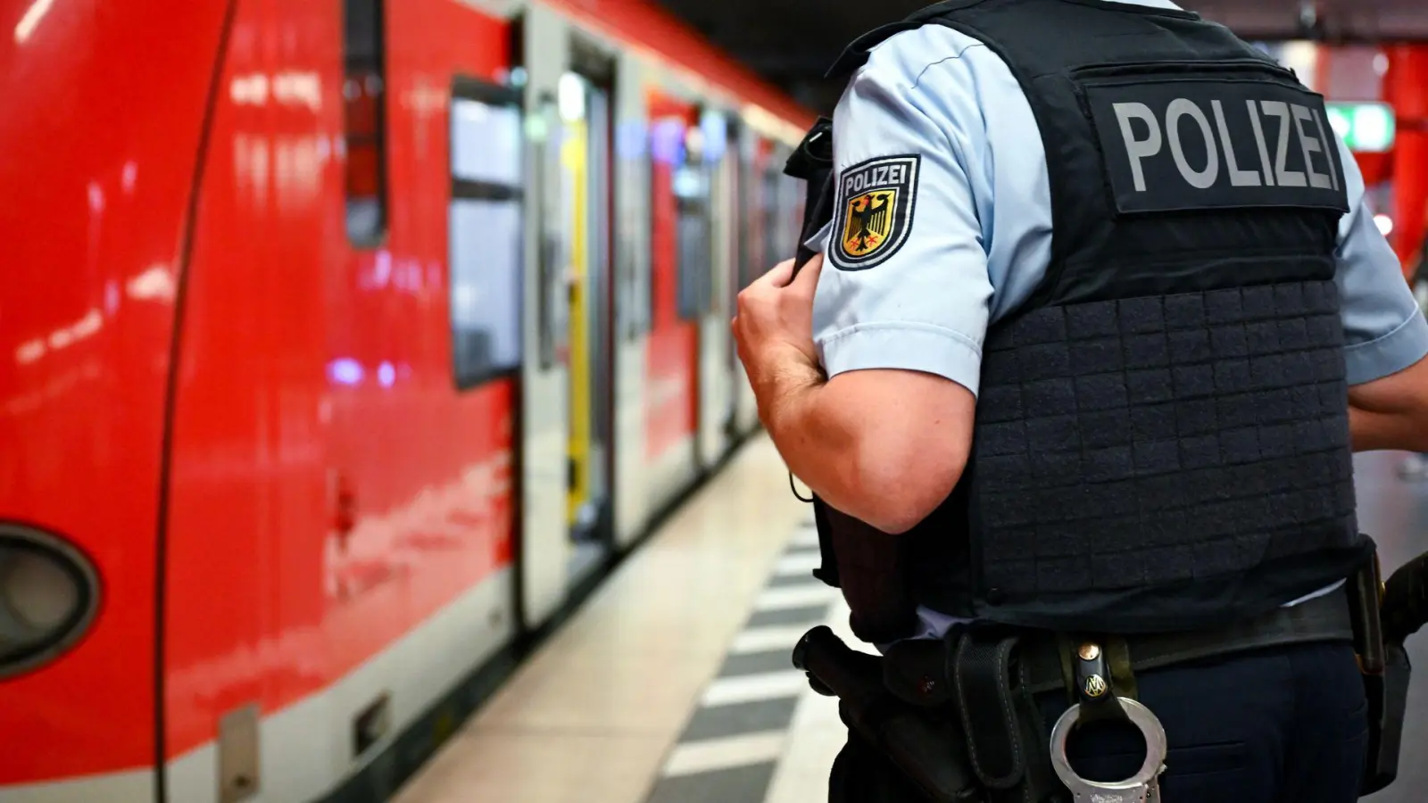 In München ist ein Mann von einer S-Bahn mitgeschleift worden. Jetzt sucht die Polizei nach ihm. (Symbolbild) (Foto: Sven Hoppe/dpa)