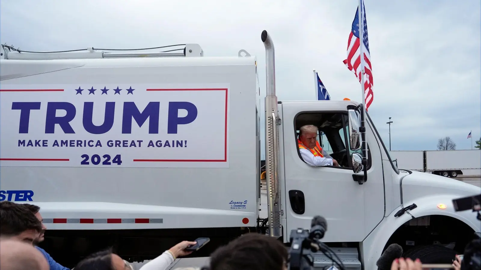 Die Idee für den Auftritt mit dem Müllwagen sei nach Bidens Äußerung gekommen, sagte Trump. (Foto: Julia Demaree Nikhinson/AP/dpa)