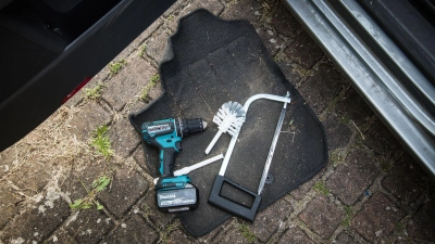 Man braucht: eine Klobürste, eine Bohrmaschine und eine Säge. (Foto: Christin Klose/dpa-tmn)