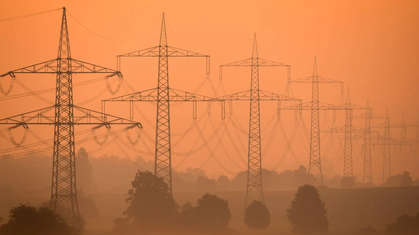 Am späten Donnerstagnachmittag zwischen 17 und 18 Uhr hatte eine Megawattstunde Strom im deutschen Stromgroßhandel 936 Euro gekostet, das sind fast 94 Cent je Kilowattstunde. (Symbolbild) (Foto: Julian Stratenschulte/dpa)