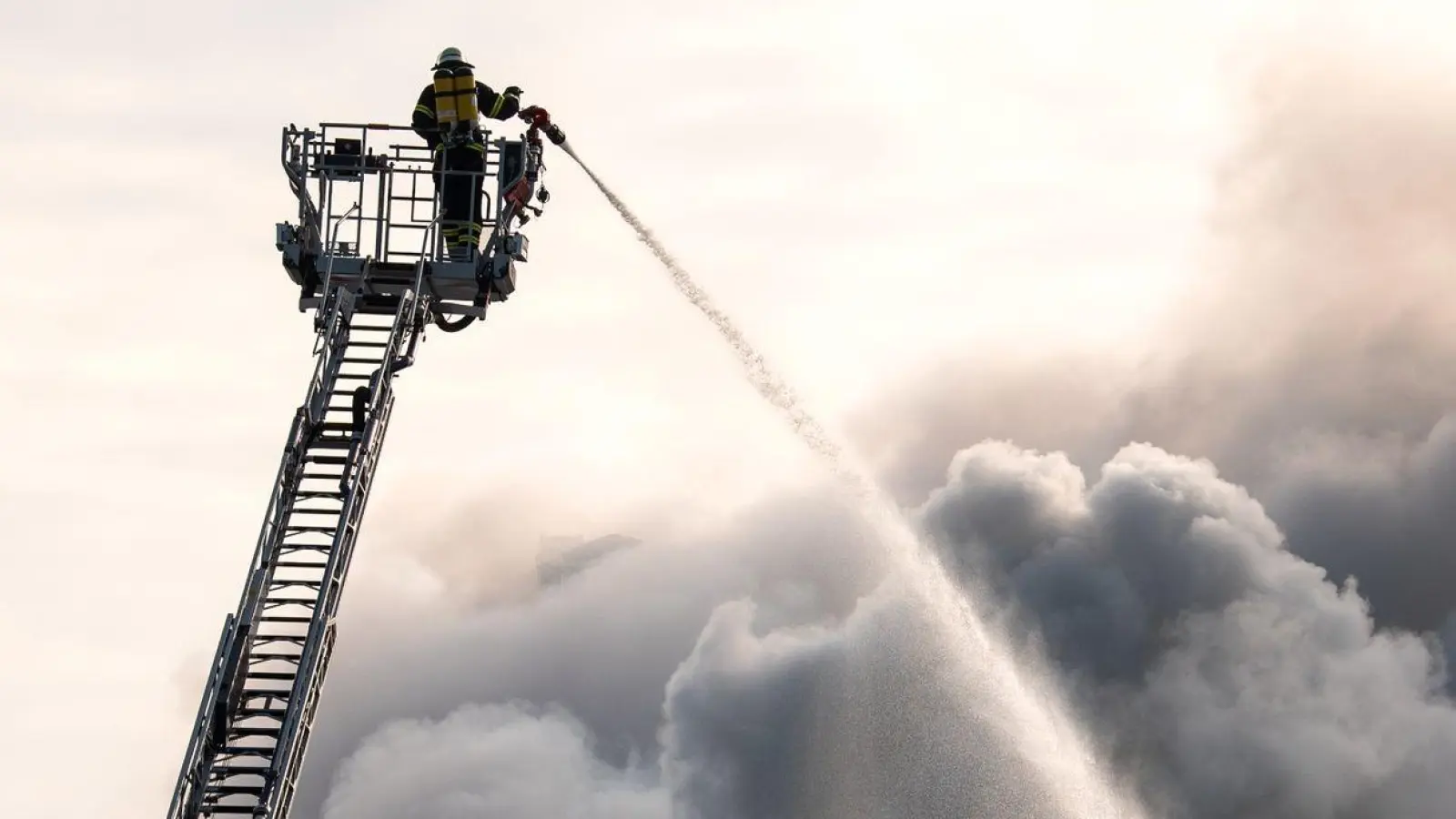 Die Feuerwehr kämpft im Hamburger Hafen gegen das Feuer. (Foto: Daniel Bockwoldt/dpa/Daniel Bockwoldt)