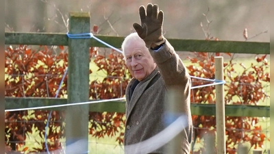 Der britische König Charles III. winkte, als er das Gelände der St.-Mary-Magdalene-Kirche in Sadringham verließ. (Foto: Jacob King/PA/AP/dpa)