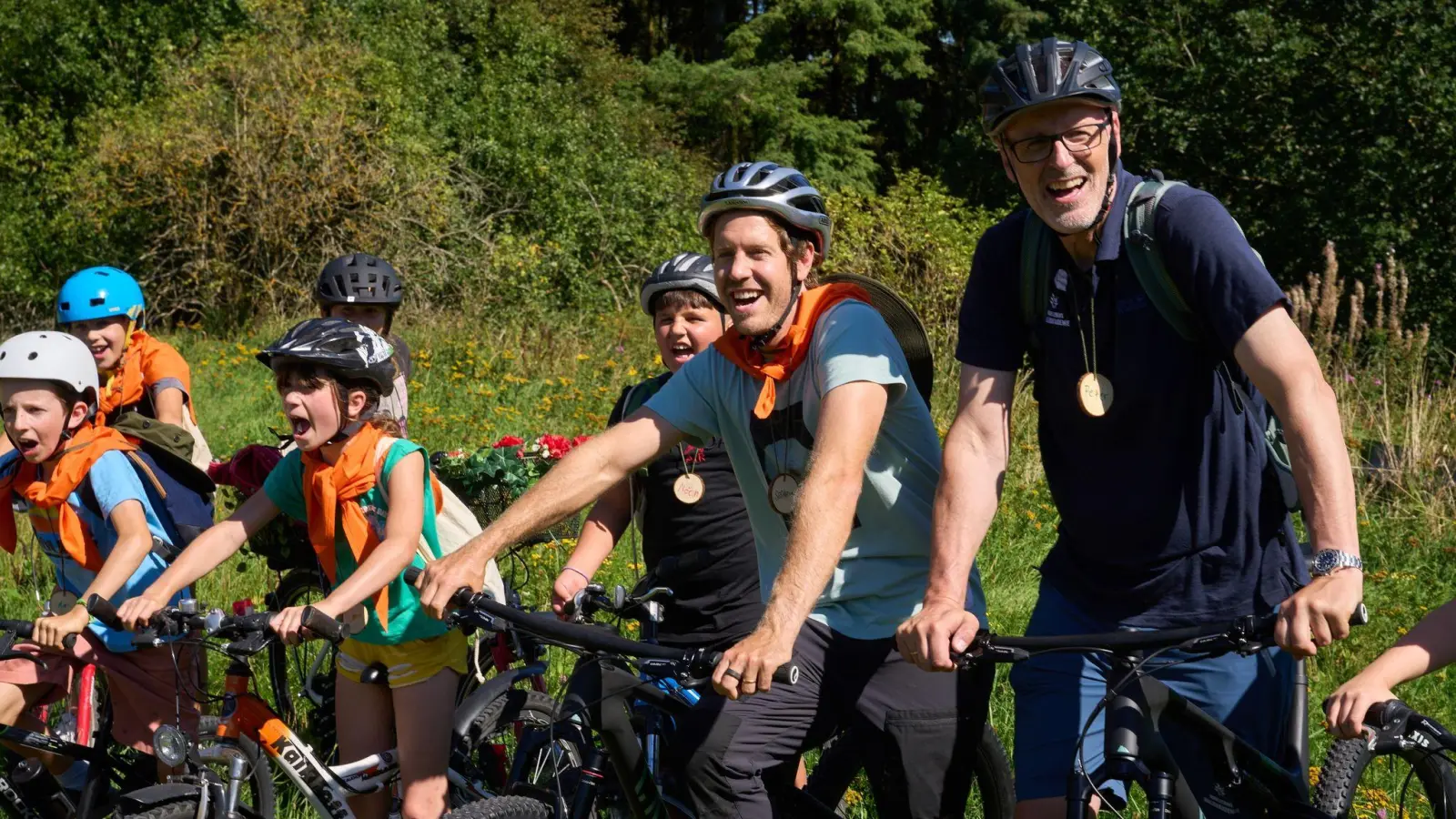 Ex-Formel-1-Weltmeister Sebastian Vettel und Förster und Buchautor Peter Wohlleben (r) erkunden zusammen mit Grundschülern aus Wershofen die Natur rund um den Nürburgring. (Foto: Thomas Frey/dpa)